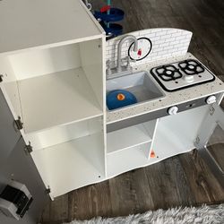 Kids kitchen $25