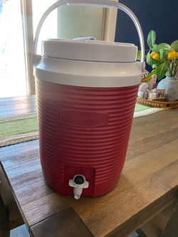 Rubbermaid water jug