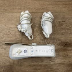 Nintendo Wii controller bundle with remote and nunchucks