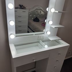 Hollywood Style Makeup Vanity 