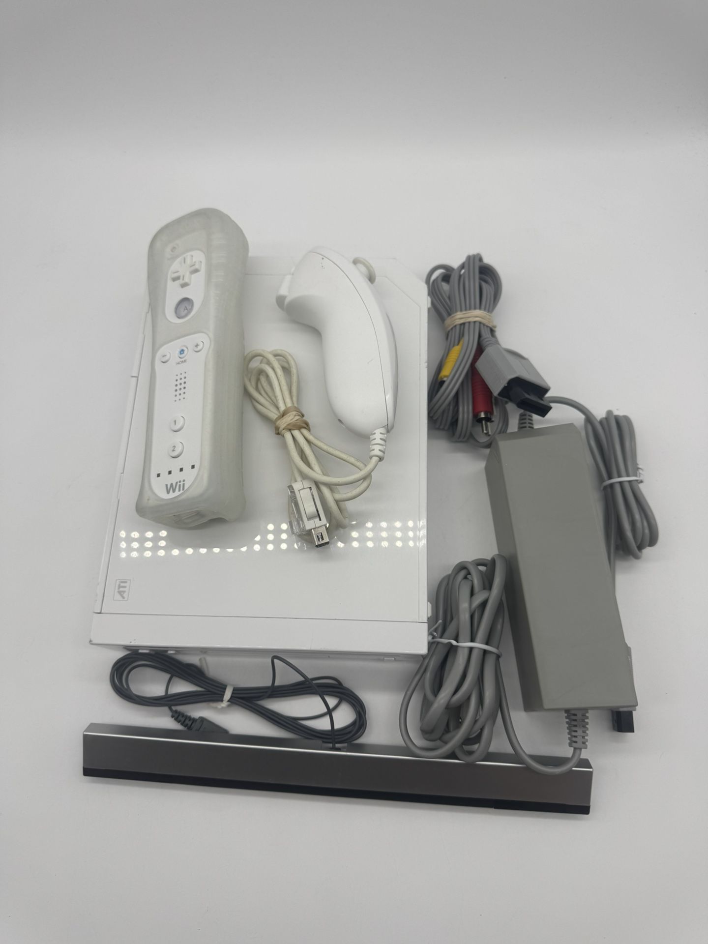 Nintendo Wii Console MODEL NO. RVL-001 (GameCube Compatible) Bundle Tested