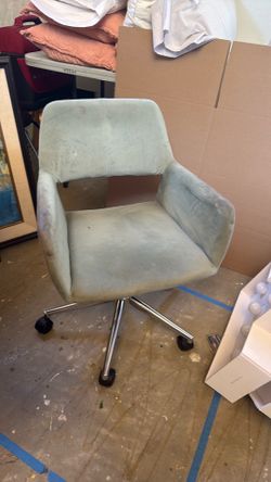 Upholstered accent chair