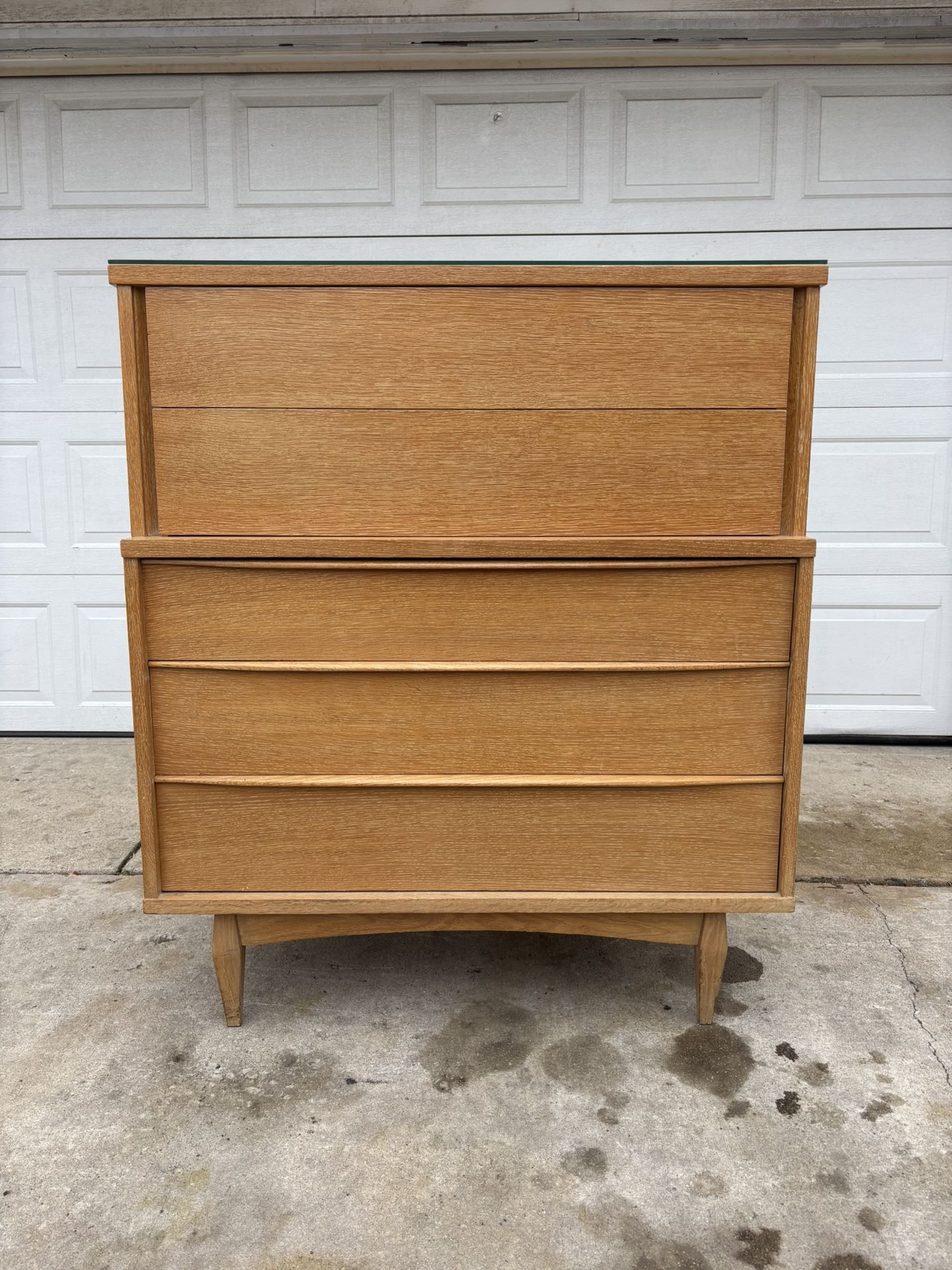 ‼️Kent Coffey The Escort Line 5 DRAWER CHEST WITH GLASS TOP‼️FOR SALE 500$ OR BEST OFFER🚚DELIVERY AVAILABLE ✅