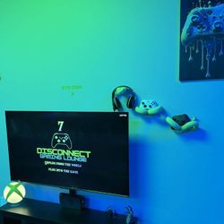 Slither Gaming Stand
