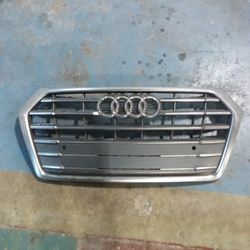 2018-2020 Audi Q5 front Grille W/ Emblem W/Park Assist OEM 