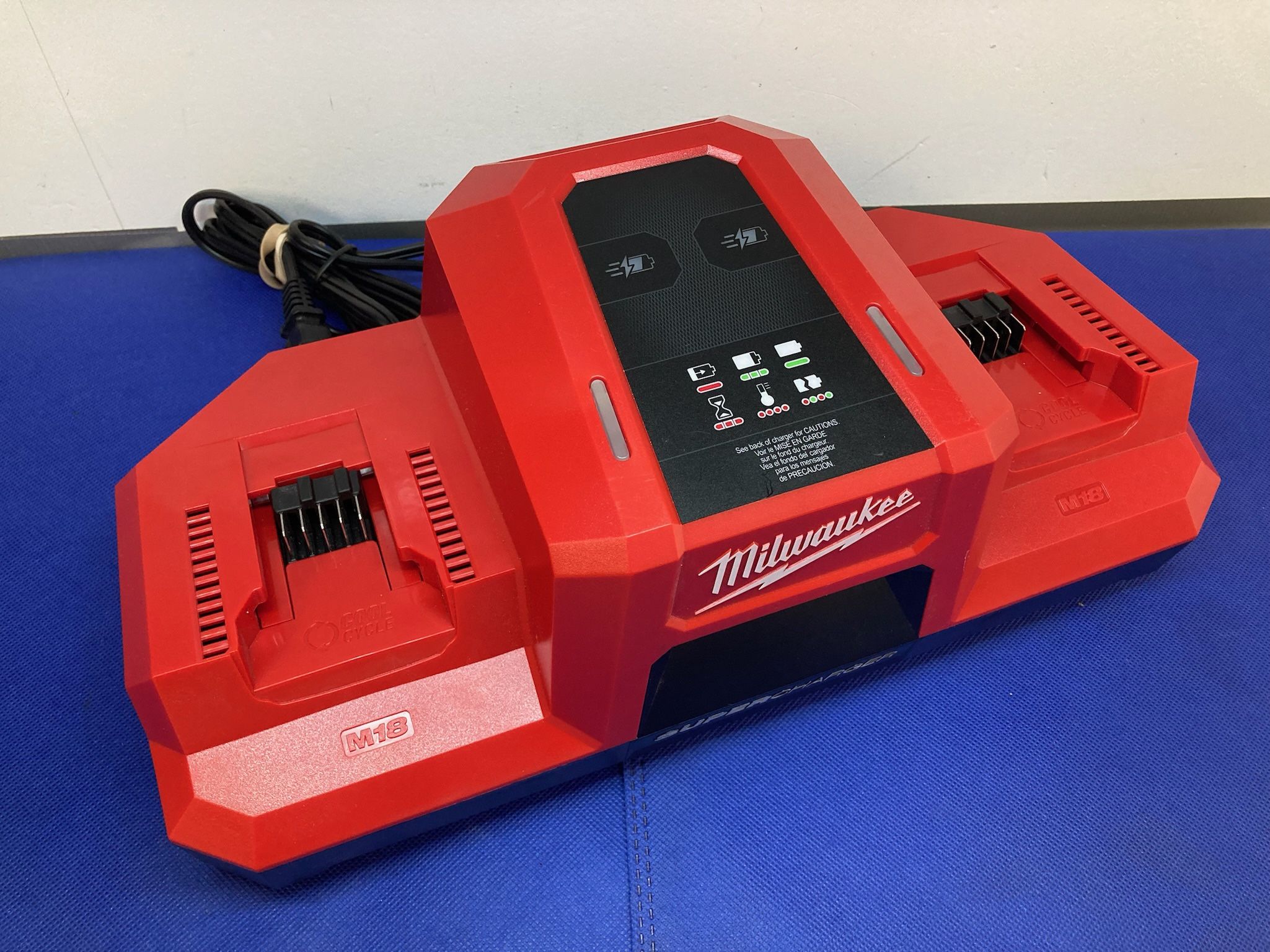 Milwaukee 48-59-1815 M18 Dual Bay Simultaneous Super Charger