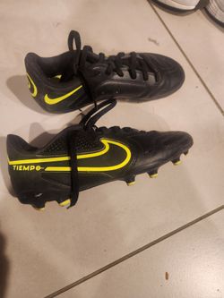Nike young shoes for soccer