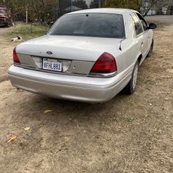 Ford Crown Victoria 2005 V8