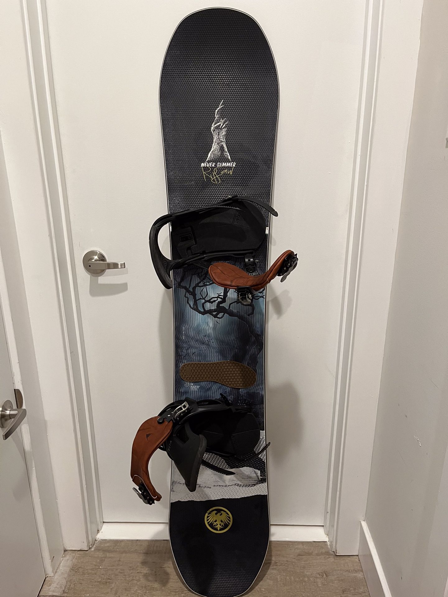 Snowboard, Snowshoe And Bag Set 