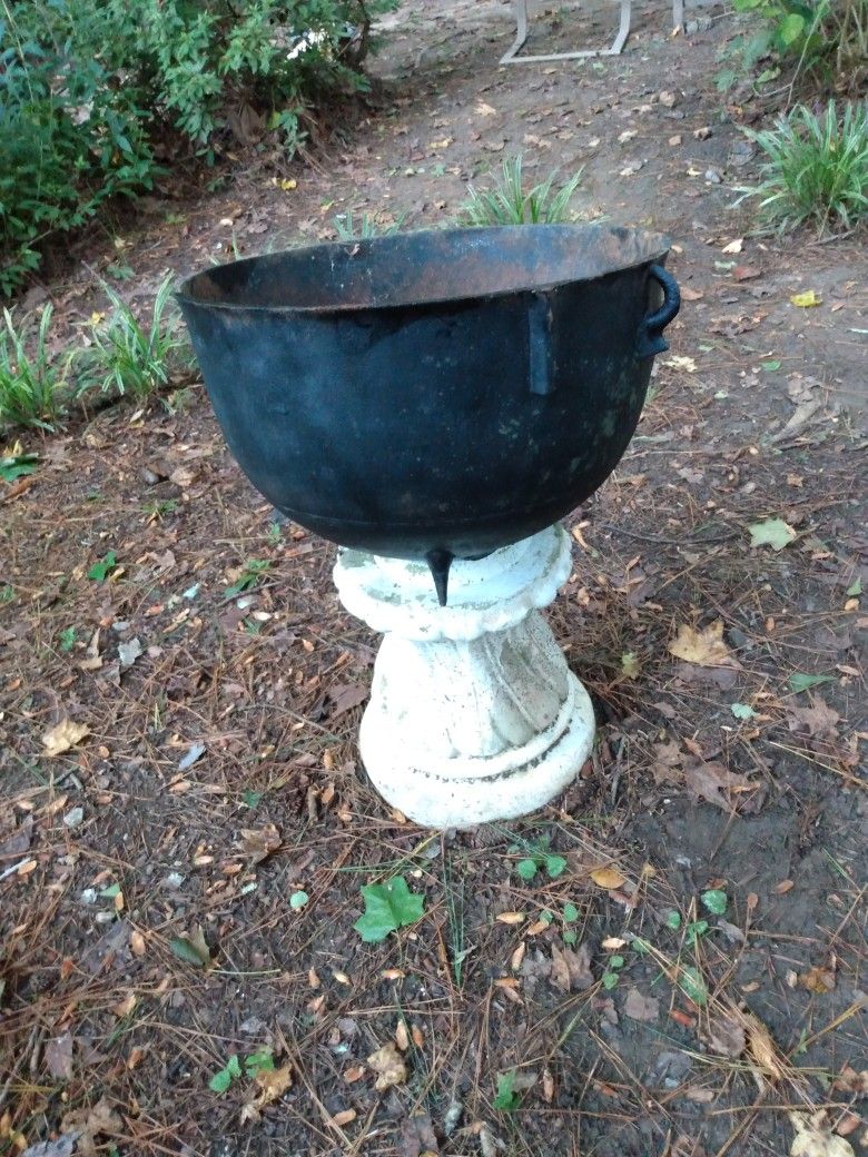 Black Iron Pot. Very Heavy