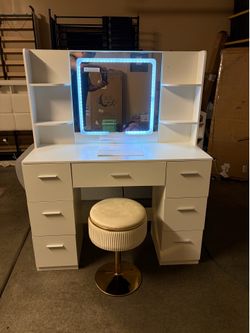 Makeup vanity