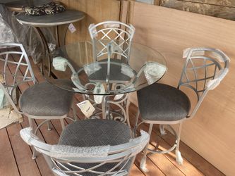 Dinning Table With 4 Swivel Chairs