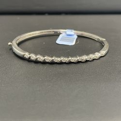 14kt Bangle With Diamonds 