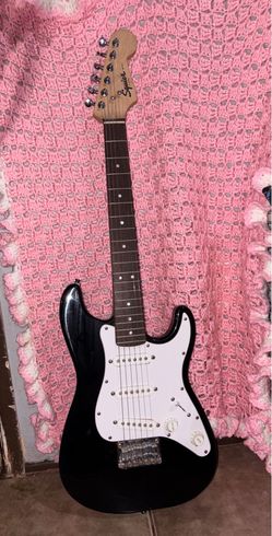 Squirt Affinity Mini Stratocaster V2 Electric Guitar Black  Acoustic Lead Guitar Series G20 20W 1x10 Guitar Combo Amp