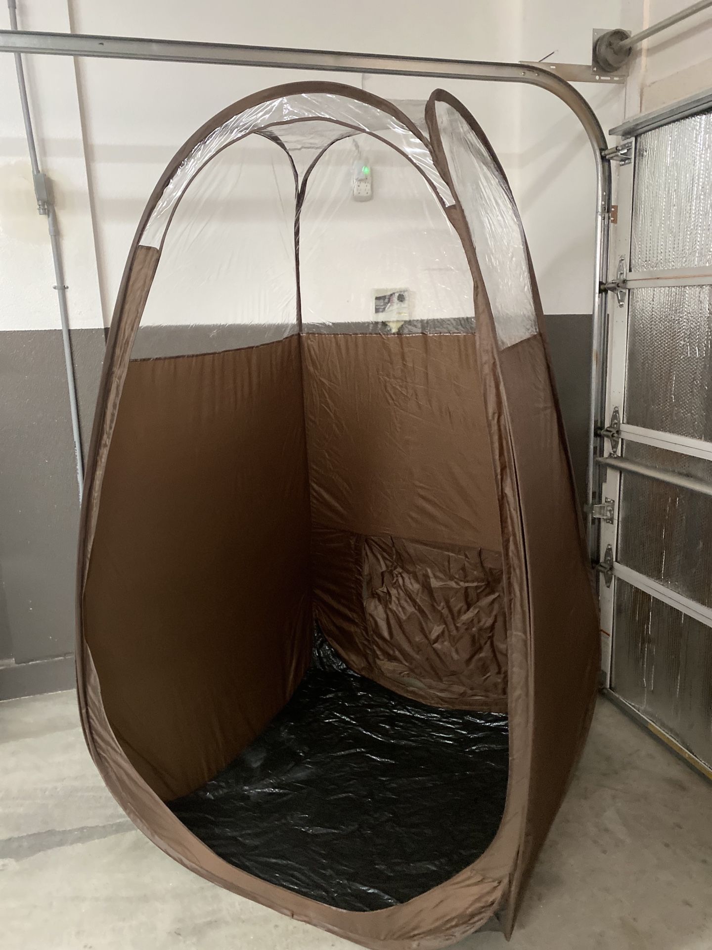 Spray tan pop-up tent