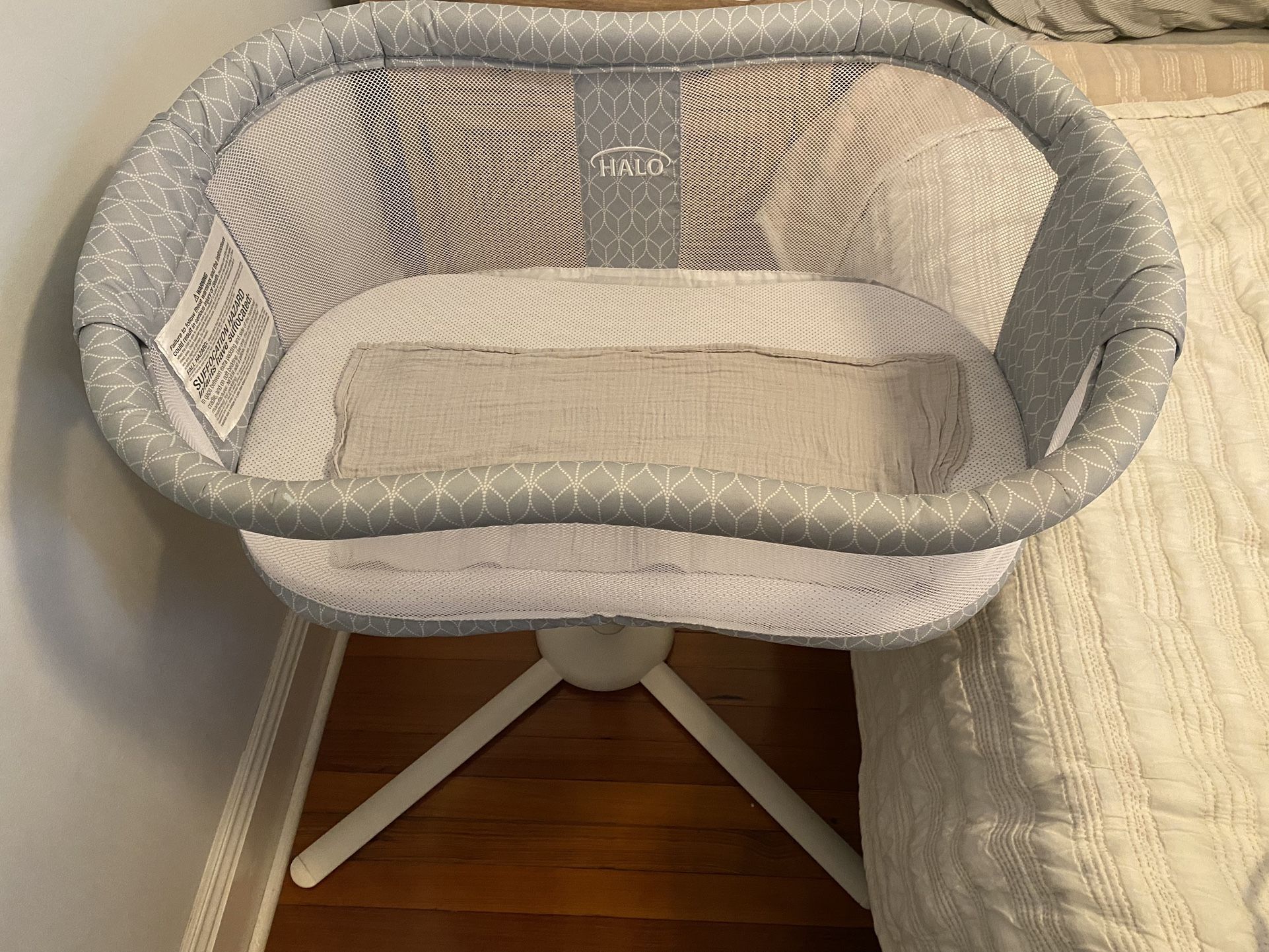 HALO Bassinest Swivel Sleeper Essentia Bassinet