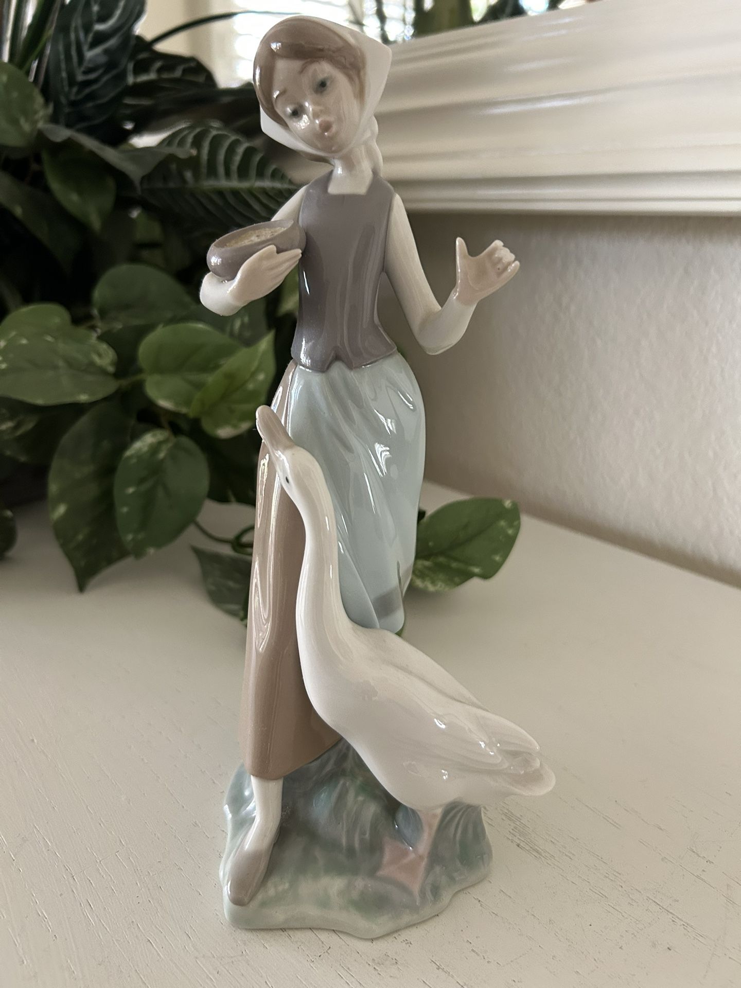 Lladró porcelain figurine , "Girl with Duck"