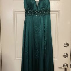 Formal Gown - green Dress Size 7