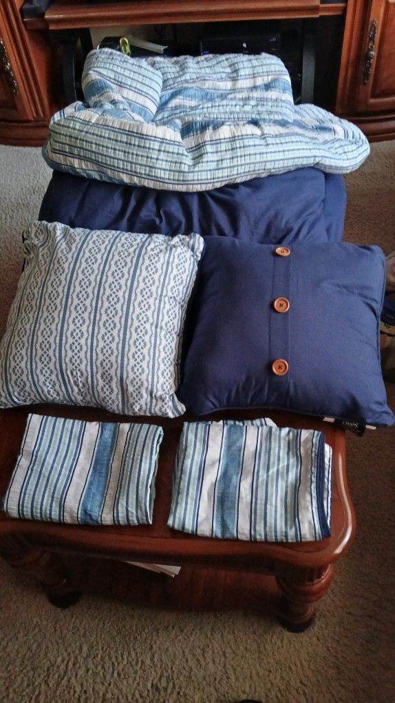 QUEEN COMFORTER 2 SHAMS 2 THROW PILLOWS. $25.