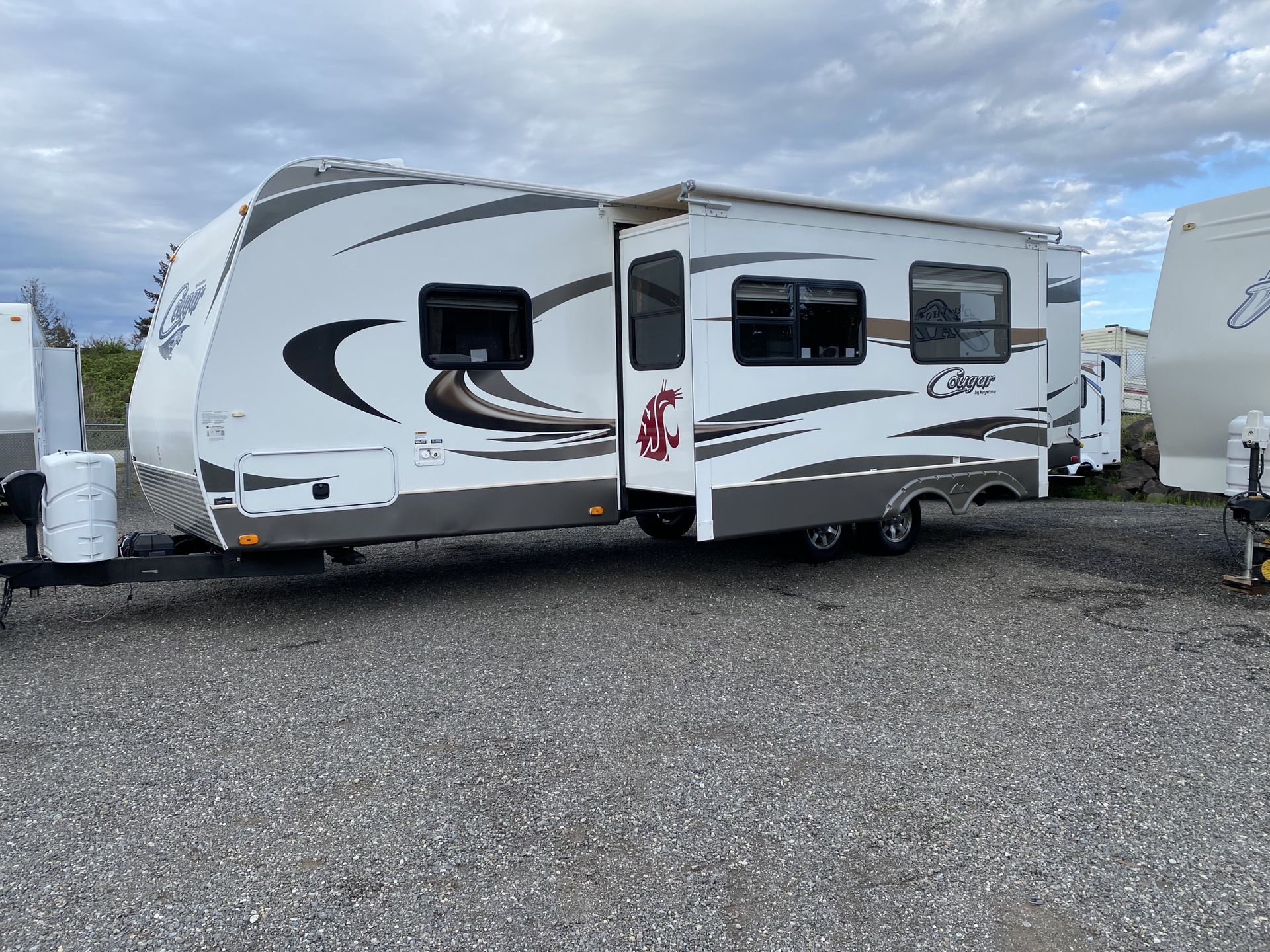 2013 29FT Keystone cougar travel trailer one slide out for Sale in