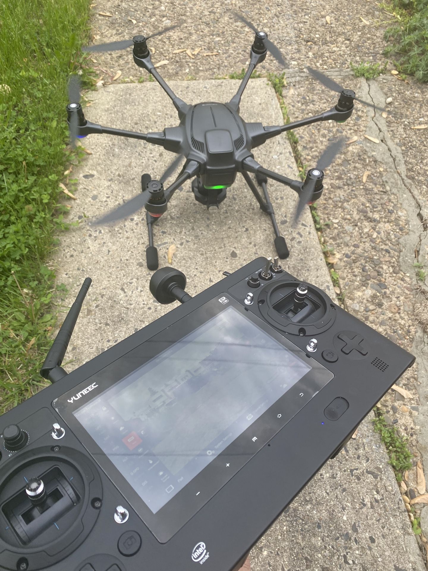 Yuneec typhoon H. Pro/six gimbals/retractable landing gear/huge remote/tab! Helipad backpack w/ all Accesories!new Battery !Trade