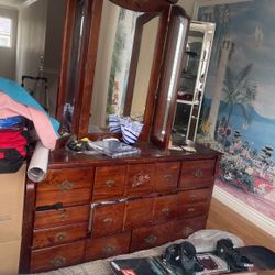 Dresser With Mirror 