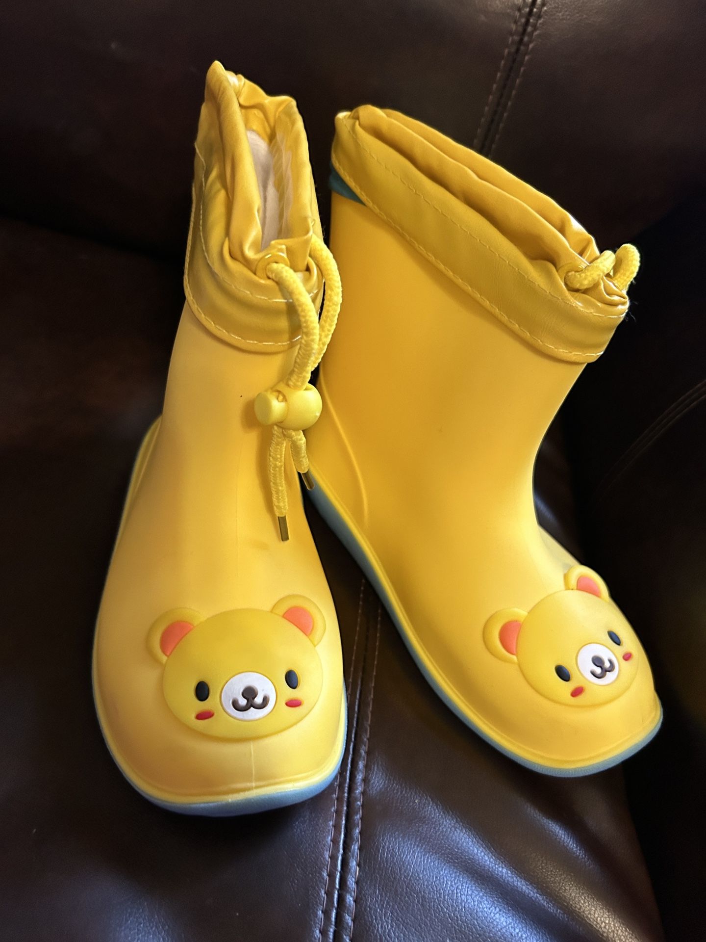 Rain boots with removable liner