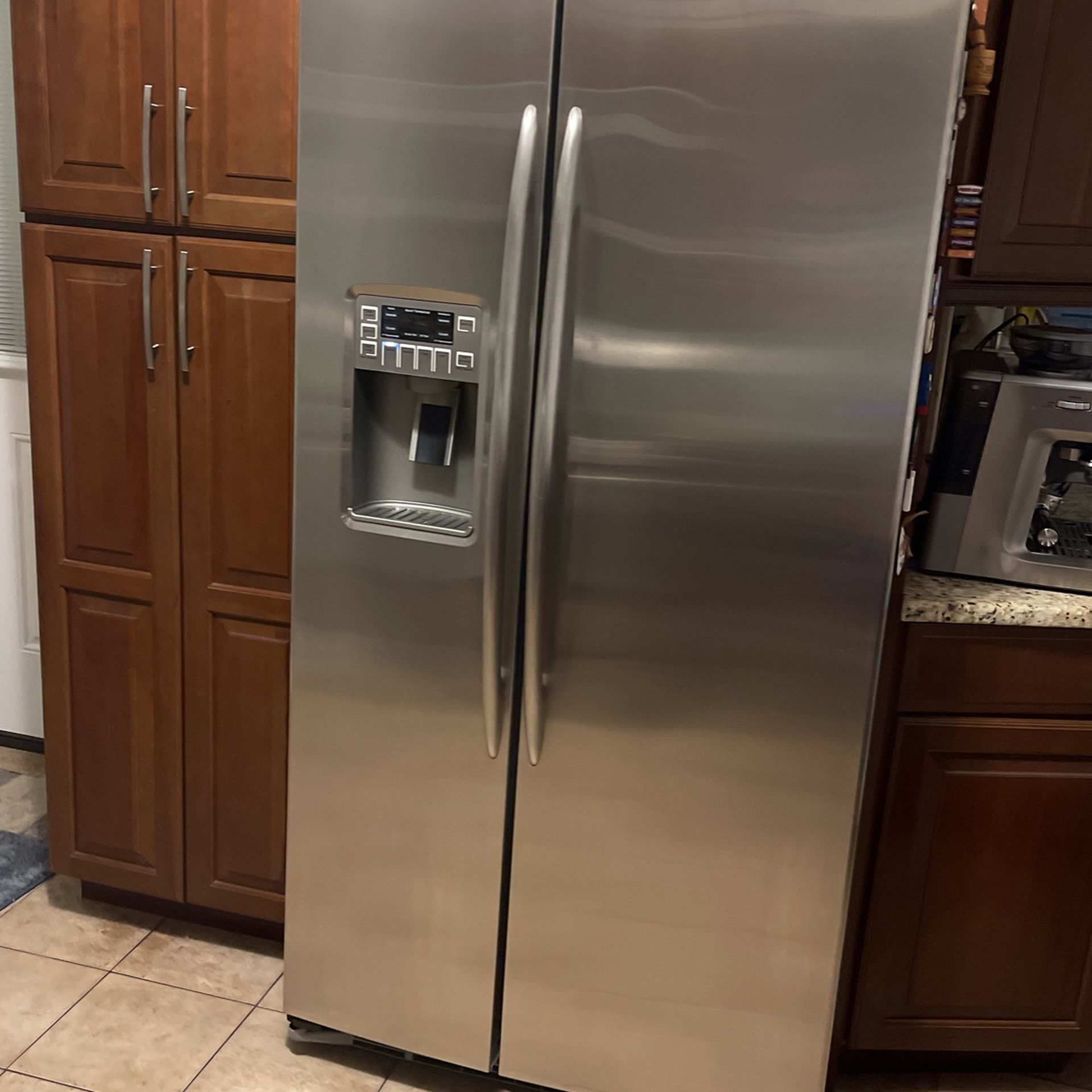 GE SidebySide Refrigerator with Ice Maker (Stainless Steel) Defrost
