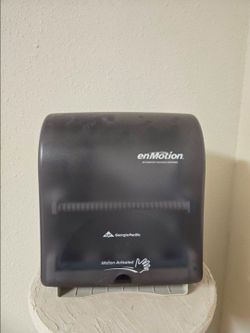 Paper towel dispenser