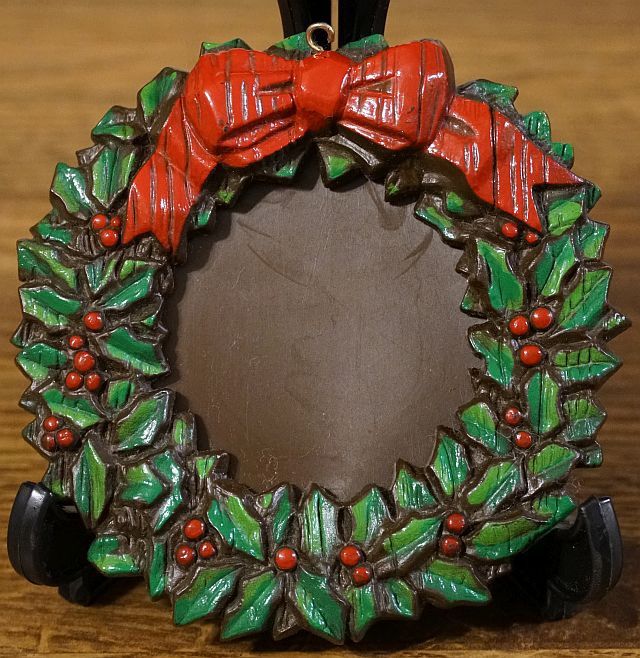 Hang up Picture For Christmas Tree
