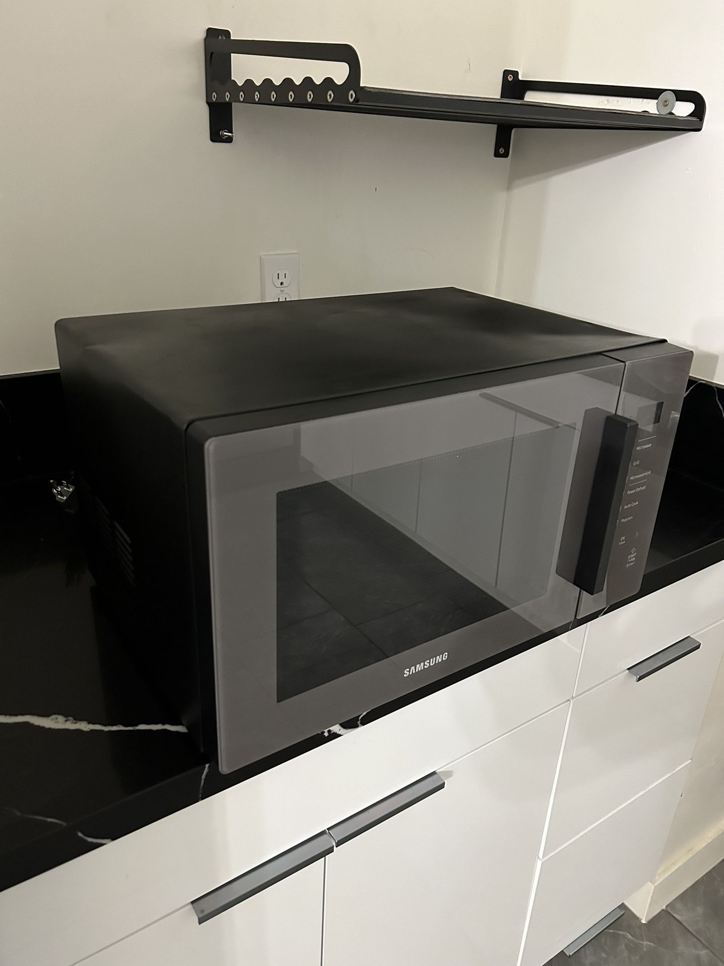 Samsung Microwave 1.1 cu. ft. Countertop Microwave with Grilling Element in Charcoal Gray