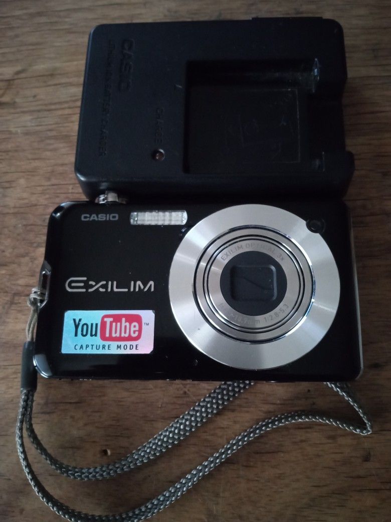 CASIO EXILIM DIGITAL CAMERA 2.7" LCD 5X OPTICAL ZOOM 12.1 MEGAPIXELES TESTED WORKING GREAT