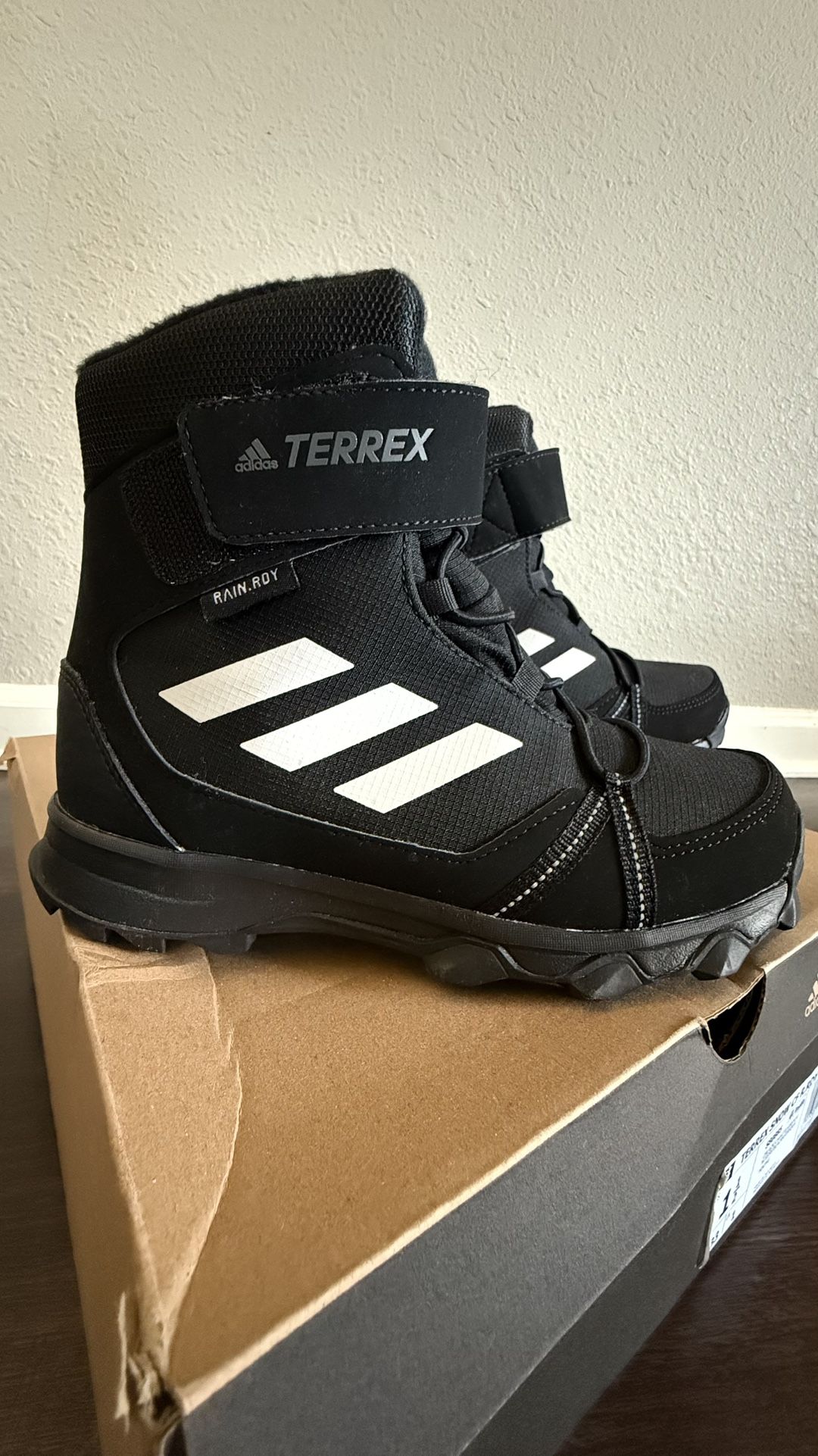 adidas Terrex Snow Hook-And-Loop Boots COLD.RDY Winter Boots Jet Black White Kids Size 1 1/2
