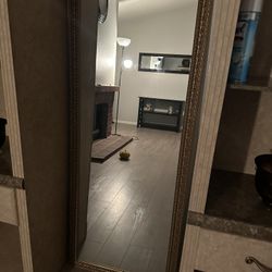 Espejo grande con orilla dorada $40