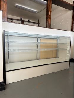 Large retail display case (excellent condition)