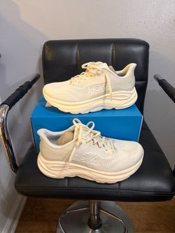 Hoka Clifton 11 Size 9D Women’s $100
