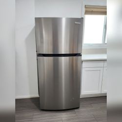 Frigidaire - 30 In. Wide 13.9 Cu. Ft. Top-Freezer Refrigerator - Good - Hawthorne, CA