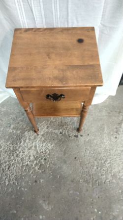 Ethan Allen wooden night stand table.. Gorgeous piece!!