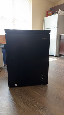 5.0 cu. ft. Arctic King compact chest freezer
