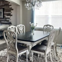 Stunning Dining table And 6 Chairs