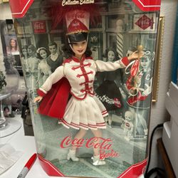 2001 Mattel Coca-Cola Collector Edition Majorette Barbie doll 