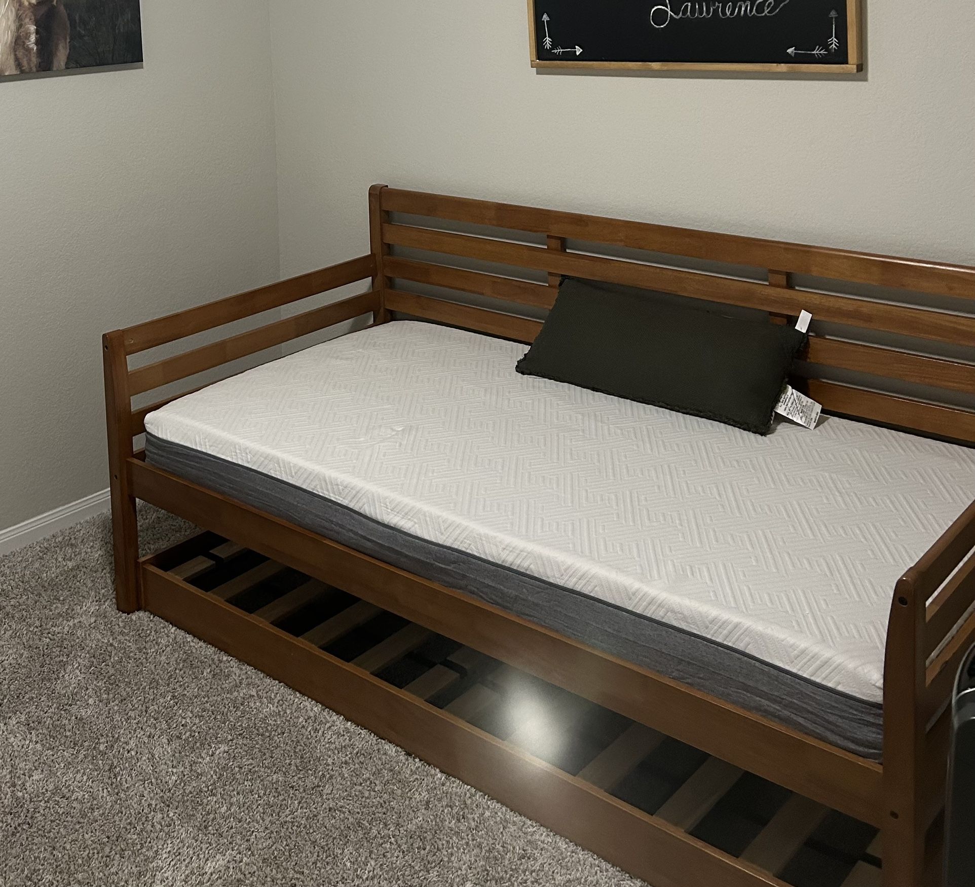Twin To King Daybed With Pop Up Trundle for Sale in Montgomery, TX