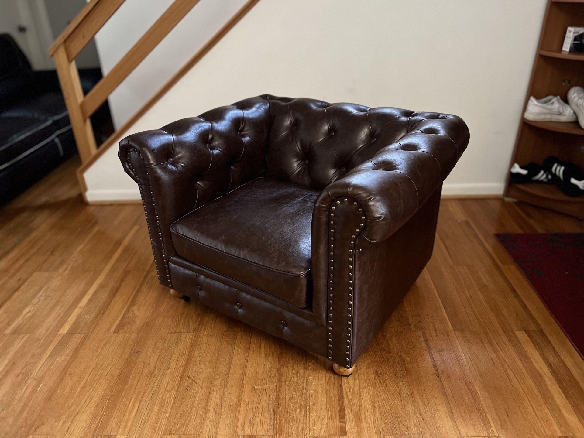 GORGEOUS TUFTED LEATHER CHAIR