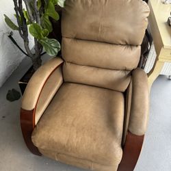 Leather Recliner Chair – Super Comfortable, Solid Wood Arms