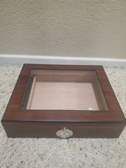 Cigar humidor