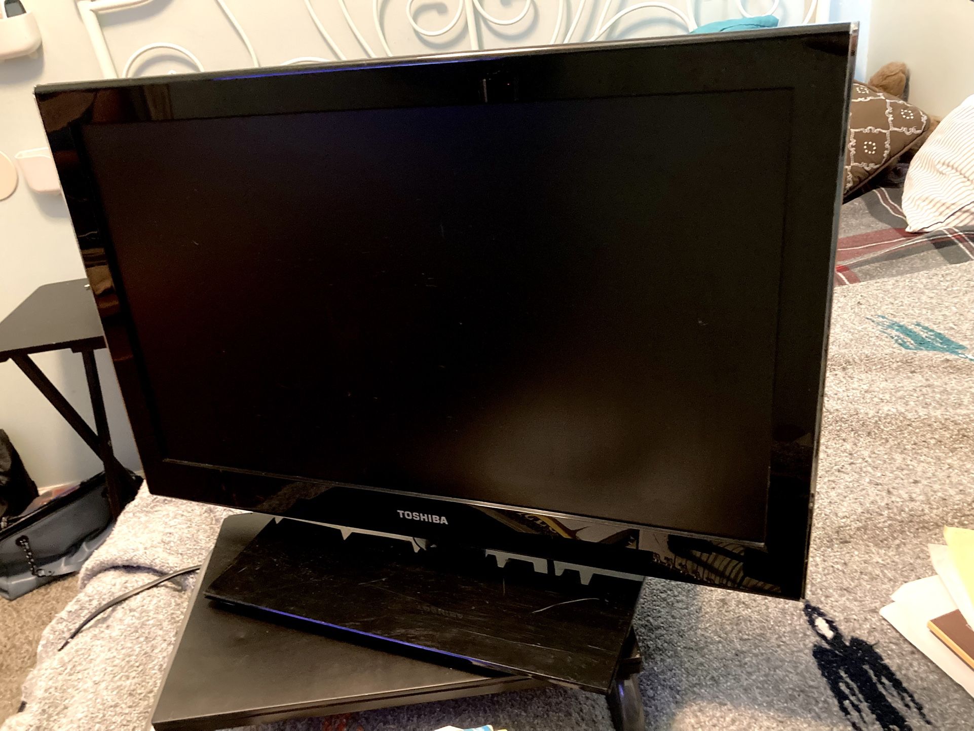 Toshiba 24V4210U 24" LED HDTV / DVD