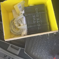 THE LEATHER SMALL TOTE BAG