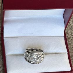 925 Sterling Silver & Diamonds Beautful Ring.  Size 8.
