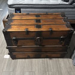 ANTIQUE TRUNK