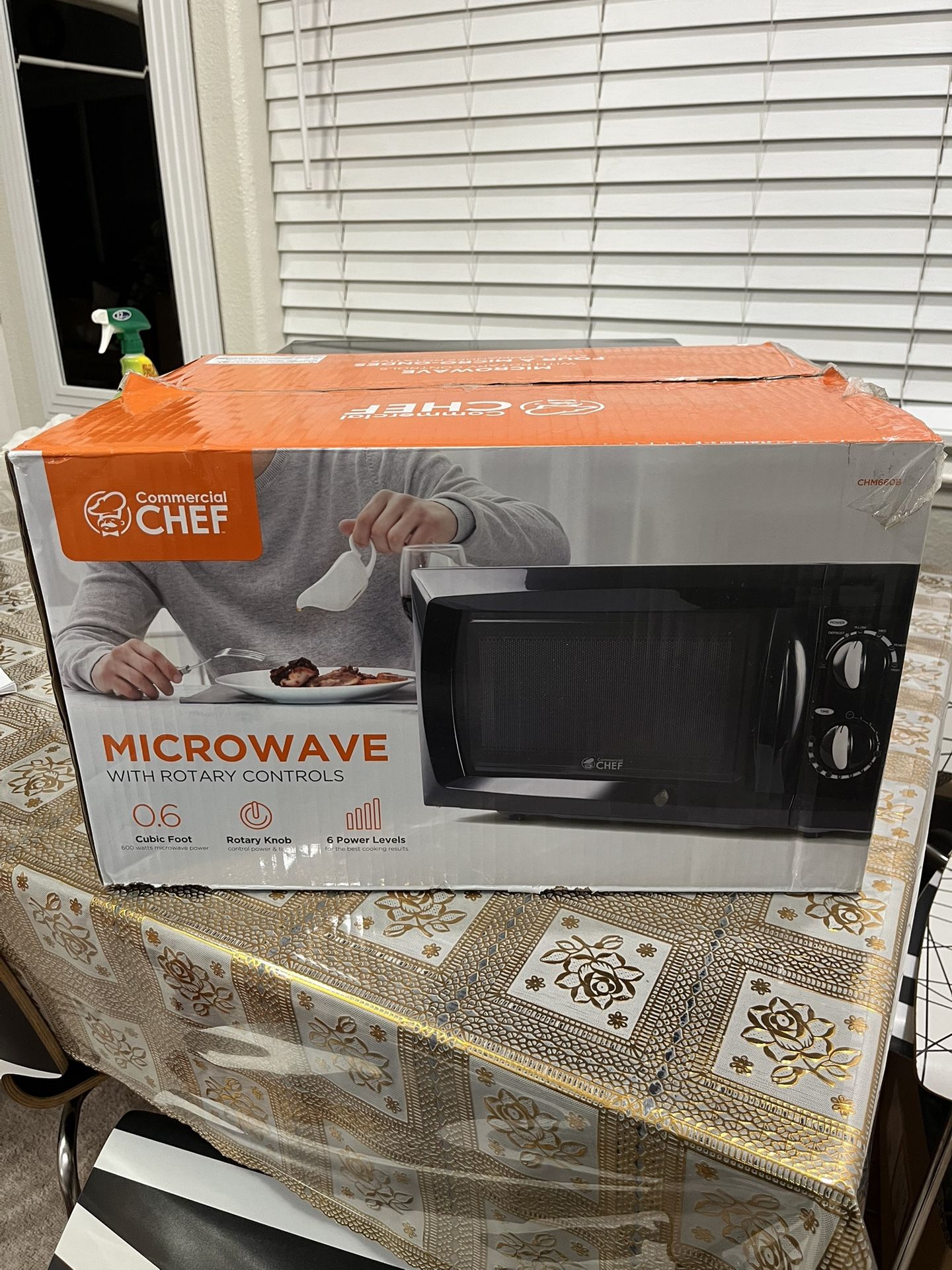 Commercial Chef 0.6 cu ft 600W Microwave